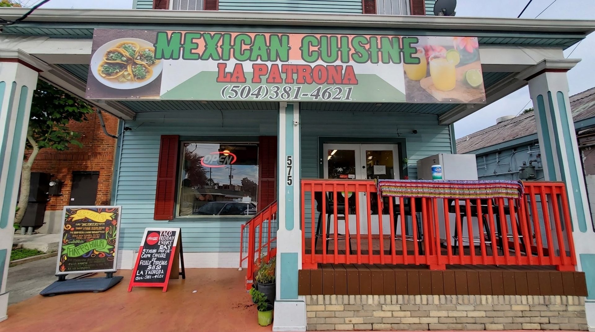 A neighborhood table on South Carrollton